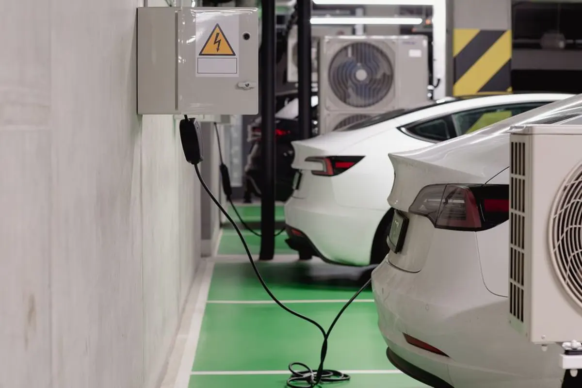 Elektromobily nabíjející se na vyhrazených stáních v kryté garáži